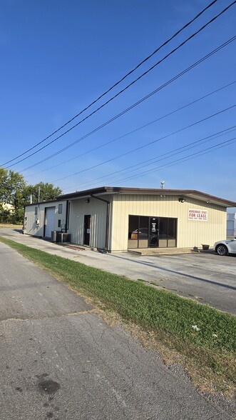 More Photos Of 210 S Maple St, Lebanon Warehouse For Lease