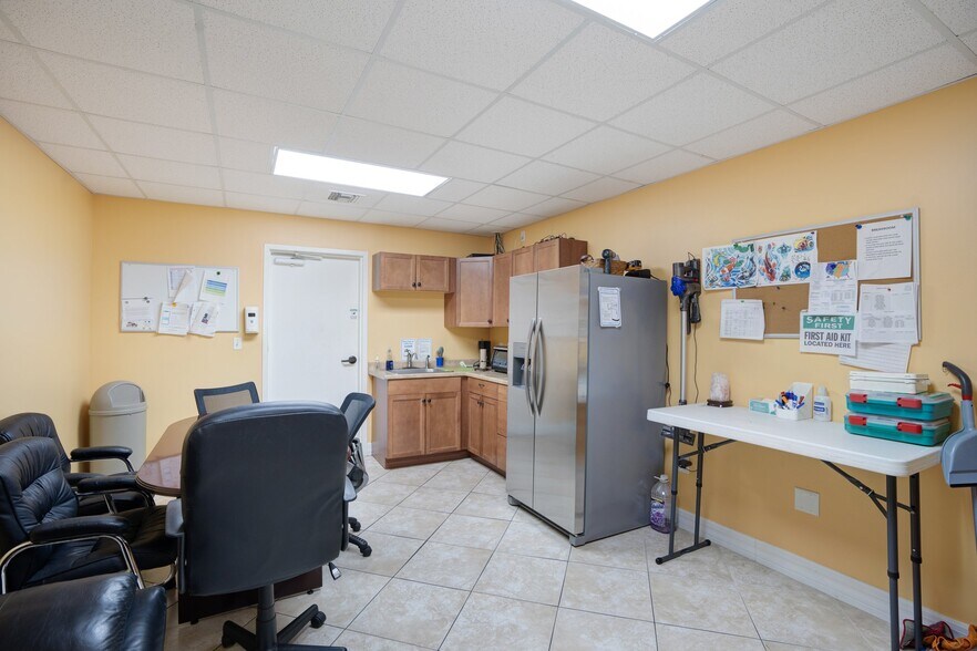 More Photos Of 1500 Desoto Rd, Sarasota Warehouse For Sale