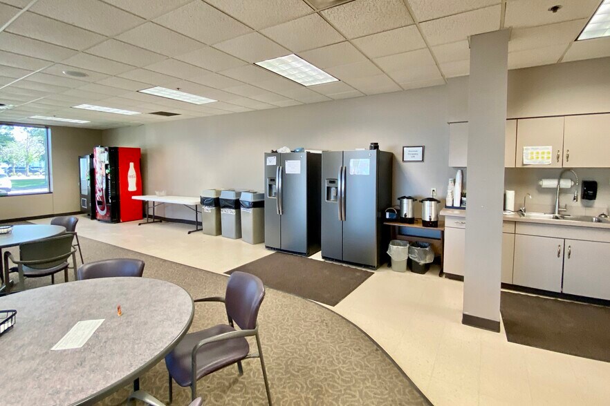 More Photos Of 3101 N 4th Ave, Sioux Falls Flex For Sale