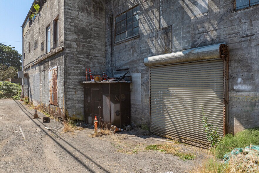 More Photos Of 10818-10828 NW Saint Helens Rd, Portland Light Manufacturing For Sale