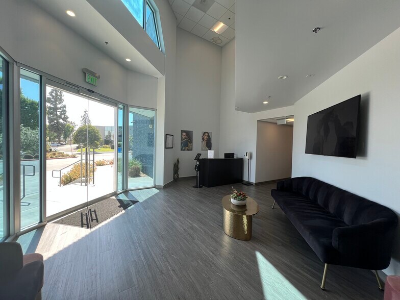 More Photos Of 21123 Nordhoff St, Chatsworth Warehouse For Lease