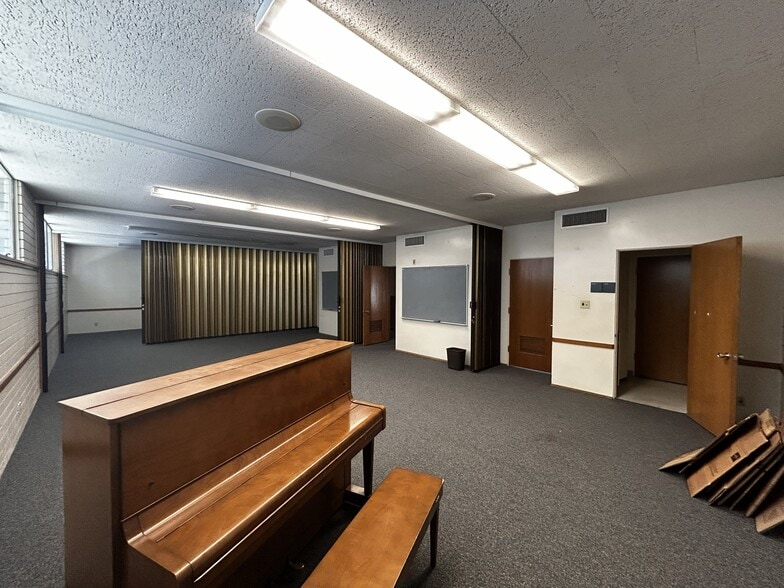 More Photos Of 14001 Burbank Blvd, Van Nuys Specialty For Sale