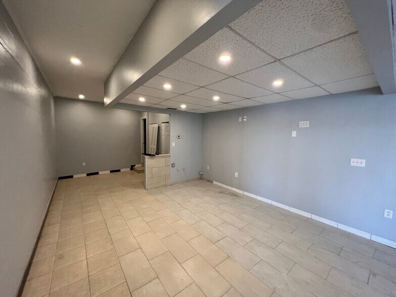 More Photos Of 8610 N Suwanee Ave, Tampa General Retail For Sale