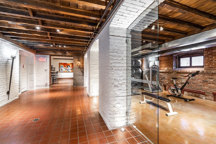 More Photos Of 1175-1183 Pl Du Frère-André, Montréal Office For Sale