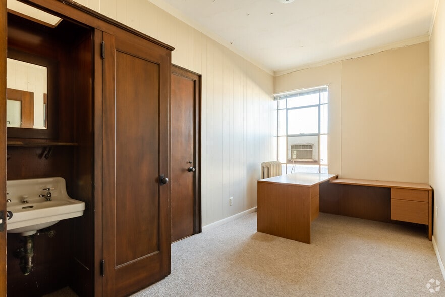 More Photos Of 115 7th St, Rockford Medical For Sale