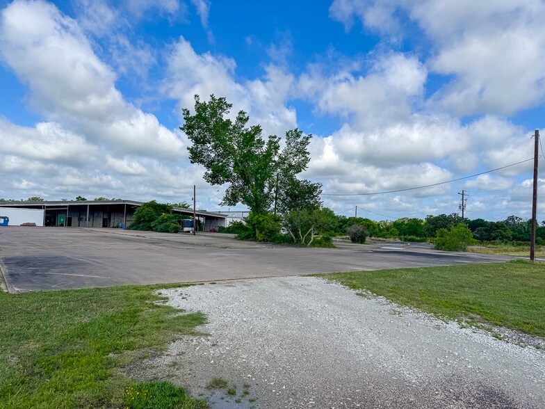 More Photos Of 300 W School St, Madisonville Light Distribution For Sale