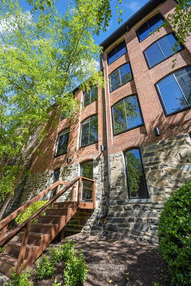 More Photos Of 1054-1066 31st St NW, Washington Unknown For Lease