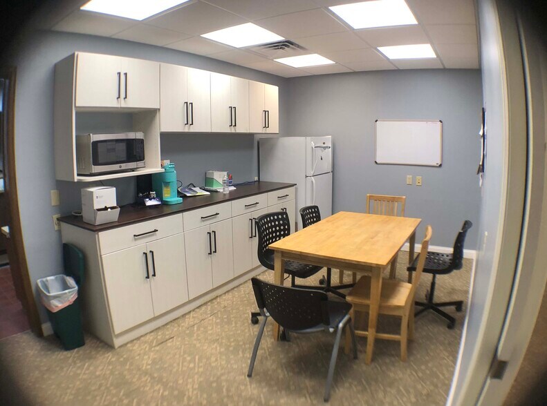 More Photos Of 1013 N Main St, Oshkosh Office For Sale