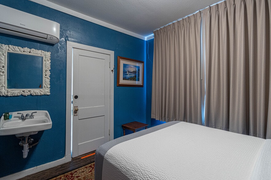 More Photos Of 115 E Commerce St, Mineola Hotel For Sale
