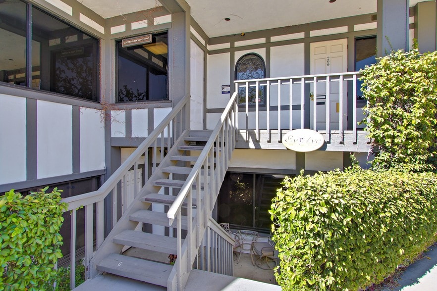 More Photos Of 23030 Lyons Ave, Santa Clarita Medical For Lease