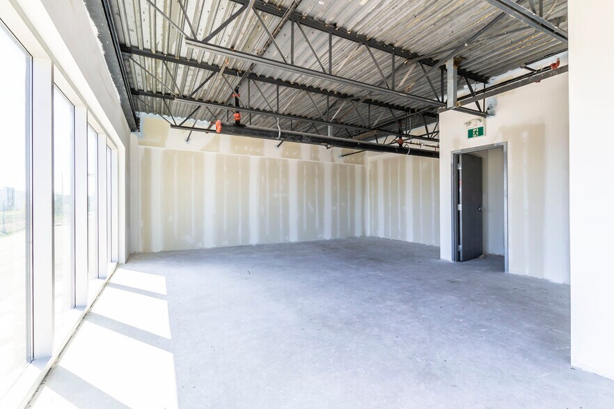 More Photos Of 585 Hanlon Creek Blvd, Guelph Showroom For Sale