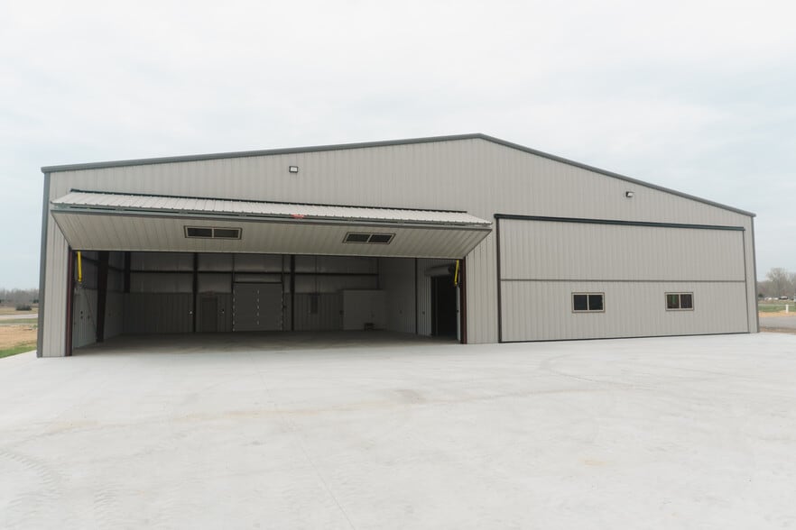 Primary Photo Of 807 William Northern Blvd, Tullahoma Airplane Hangar For Sale