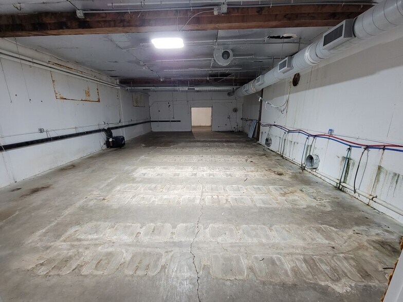 More Photos Of 3060 River Rd N, Salem Warehouse For Lease