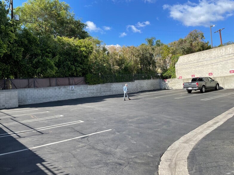 More Photos Of 15826 Ventura Blvd, Encino Unknown For Lease