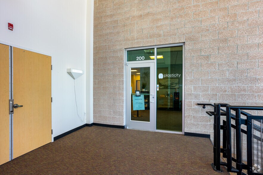 More Photos Of 991 Southpark Dr, Littleton Medical For Lease