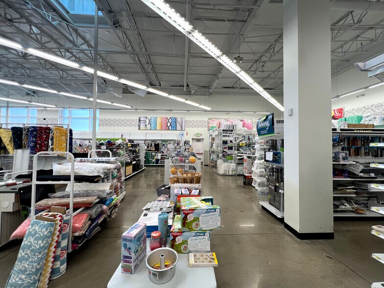 More Photos Of 2391 County Line Rd, Algonquin Freestanding For Lease