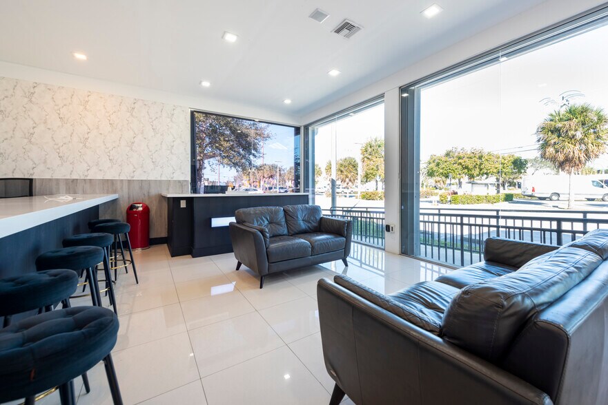 More Photos Of 2980 W Oakland Park Blvd, Oakland Park Showroom For Lease