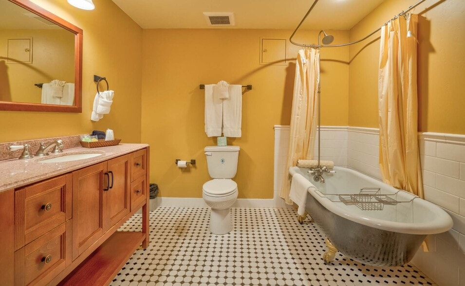 More Photos Of 23 N Leroux St, Flagstaff Hotel For Sale