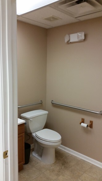 More Photos Of 601 N Shore Dr, Jeffersonville Medical For Sale