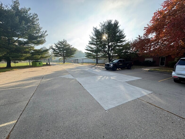 More Photos Of 4616 Enterprise Dr, Bartonville Industrial For Sale