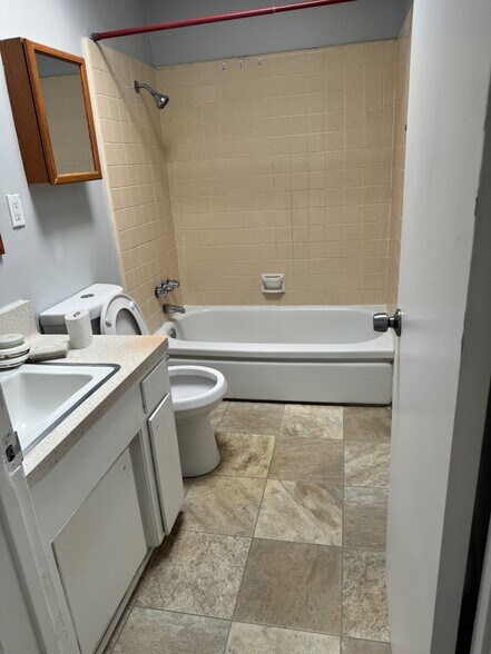 More Photos Of 1935 W Linden St, Riverside Apartments For Sale