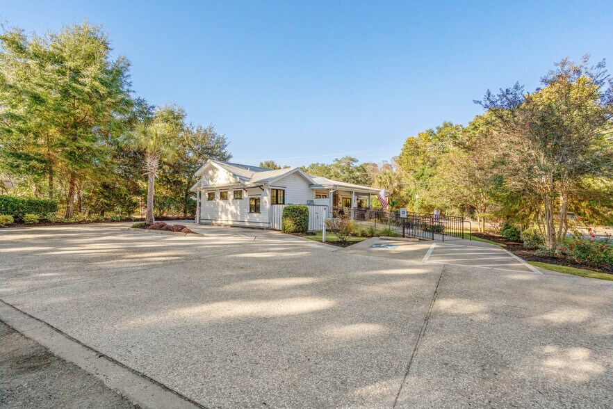 More Photos Of 8026 E Main St, Ridgeland General Retail For Sale