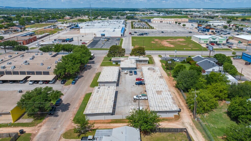 More Photos Of 209 S Pioneer Dr, Abilene Flex For Sale