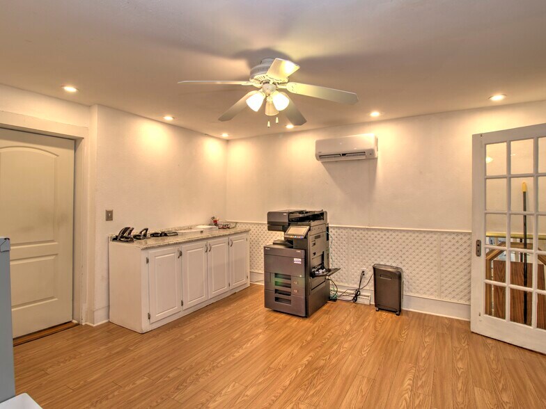 More Photos Of 944 E Silver Springs Blvd, Ocala Office For Sale