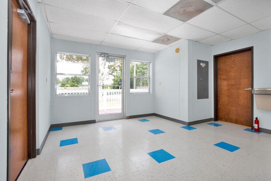 More Photos Of 2407 W 5th St, Lumberton Office For Sale