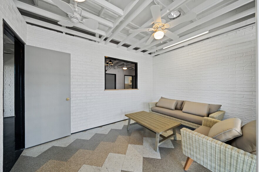 More Photos Of 903 N San Fernando Blvd, Burbank Storefront Retail Office For Sale