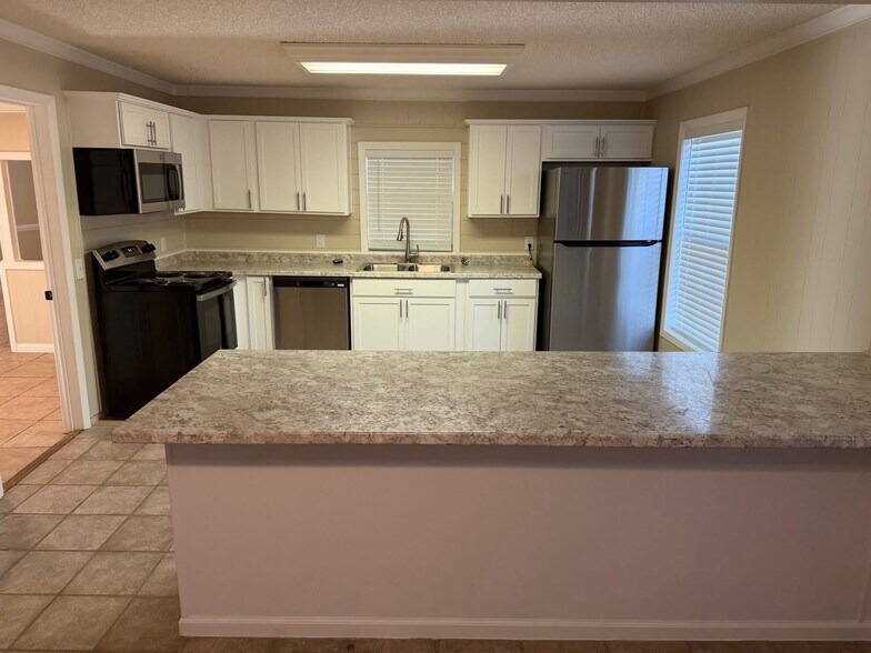 More Photos Of 400 W 5th St, Adel General Retail For Lease