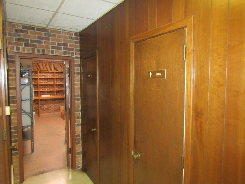 More Photos Of 301 Julia St, New Iberia Office For Lease