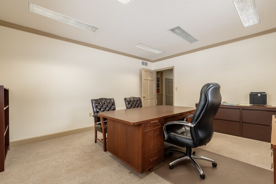 More Photos Of 240 S 4th St, Coshocton Office For Lease