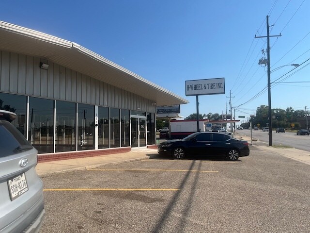 More Photos Of 202 N Frazier St, Conroe General Retail For Sale
