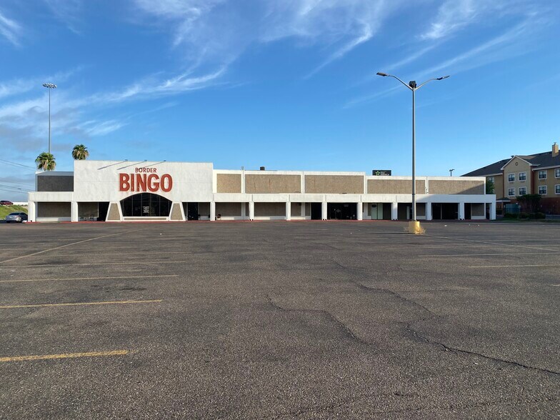 More Photos Of 320 W Village Blvd, Laredo Department Store For Lease