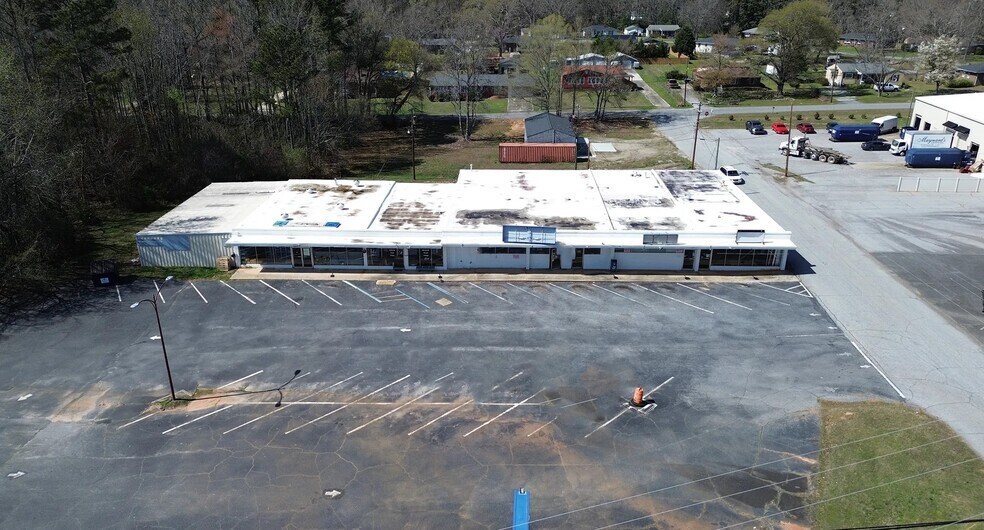 More Photos Of 727–729 Anderson St., Belton General Retail For Lease