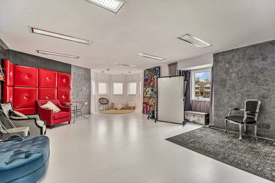 More Photos Of 33431 Grand River Ave, Farmington General Retail For Sale