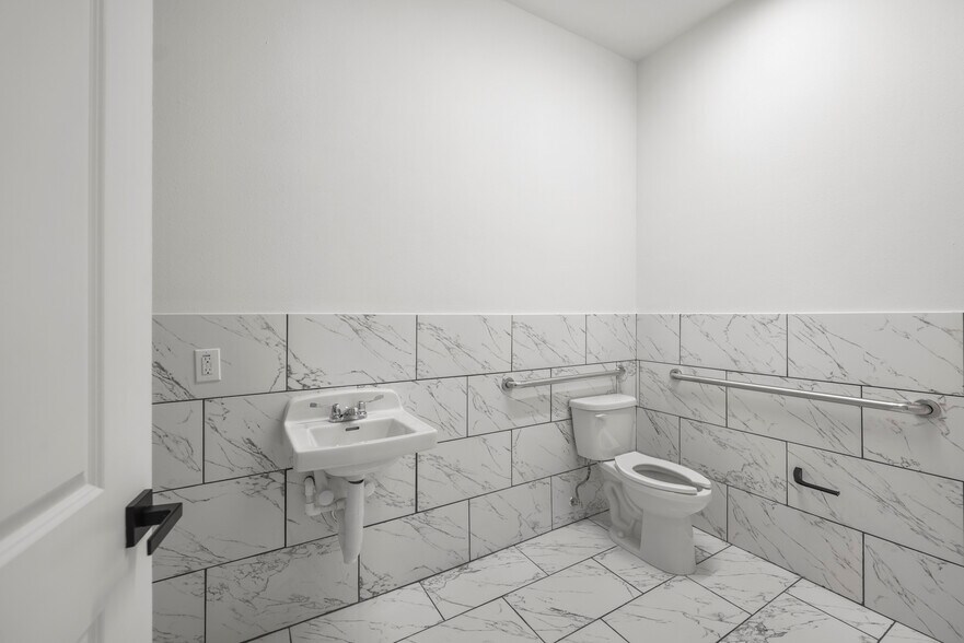 More Photos Of 284 Ed English Dr, Shenandoah Medical For Sale