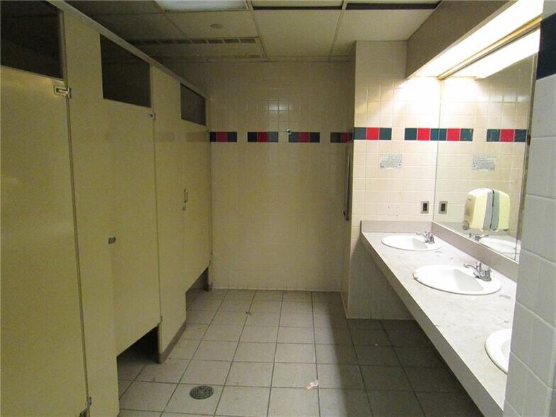 More Photos Of 7025 Clairton Rd, West Mifflin Flex For Lease