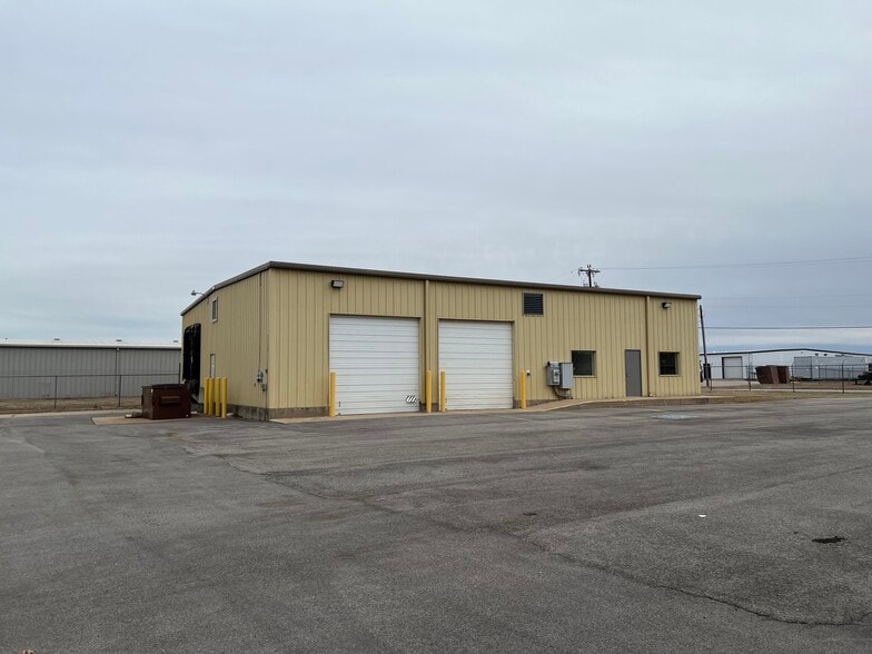 More Photos Of 1416 Twin Oaks St, Wichita Falls Warehouse For Lease