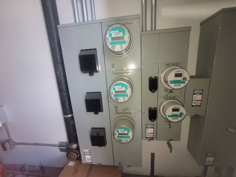 More Photos Of 3731 58th St, Woodside Warehouse For Lease