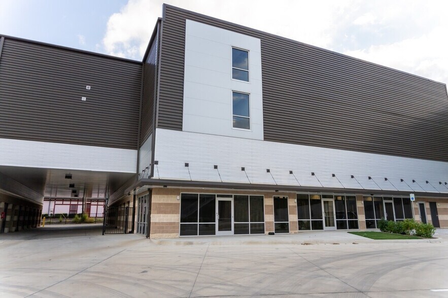 More Photos Of 7557 Greenville Ave, Dallas Self Storage For Lease