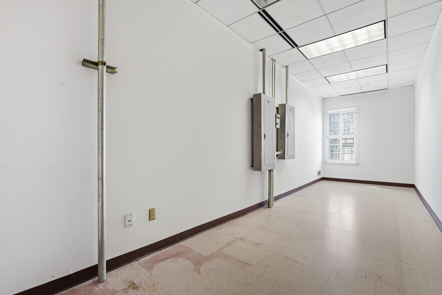 More Photos Of 201 W Main St, Laurens Medical For Lease