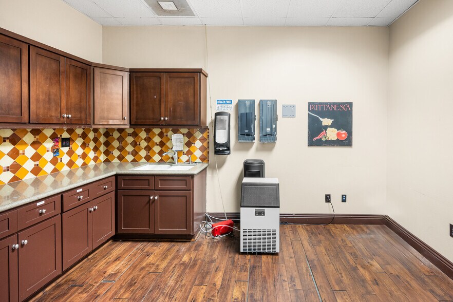 More Photos Of 2525 W Woodland Dr, Anaheim Office For Lease