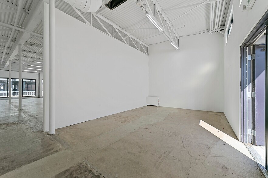 More Photos Of 136 Glass St, Dallas Storefront For Lease