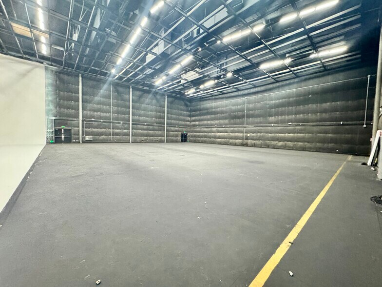 More Photos Of 13951 Saticoy St, Panorama City Movie Radio TVStudio For Lease