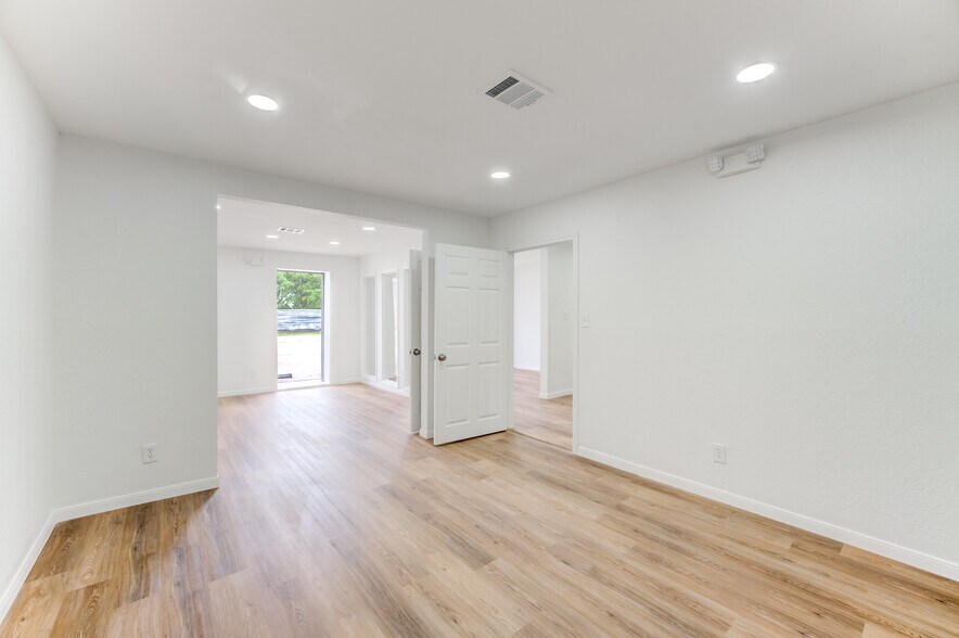 More Photos Of 10215 Papalote St, Houston Showroom For Sale