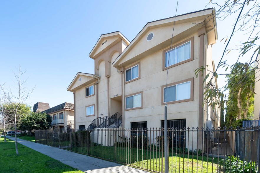 More Photos Of 13430 Victory Blvd, Van Nuys Apartments For Sale