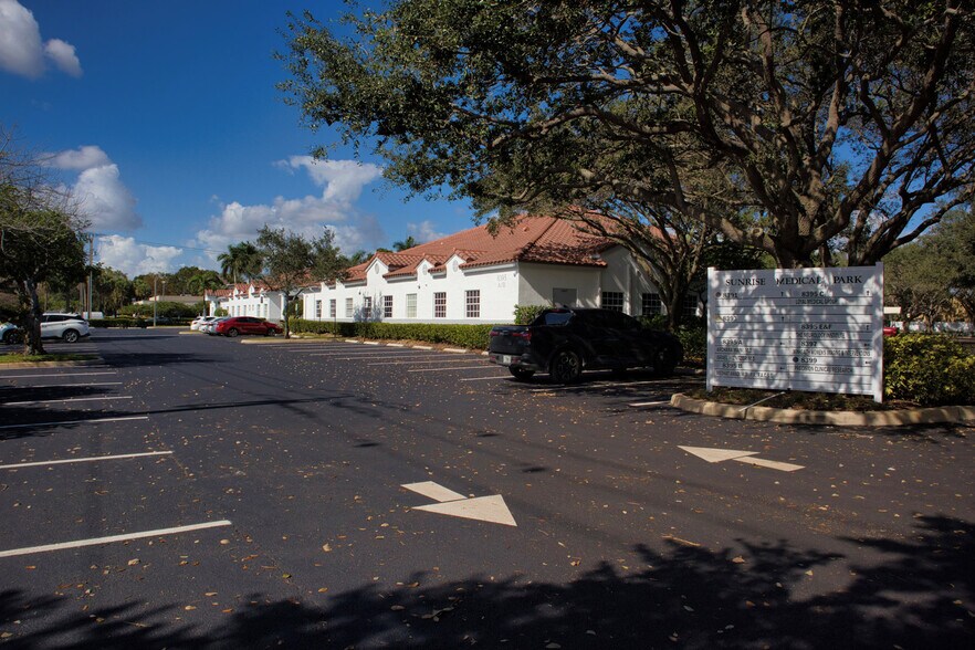 More Photos Of 8391-8397 W Oakland Park Blvd, Sunrise Unknown For Lease