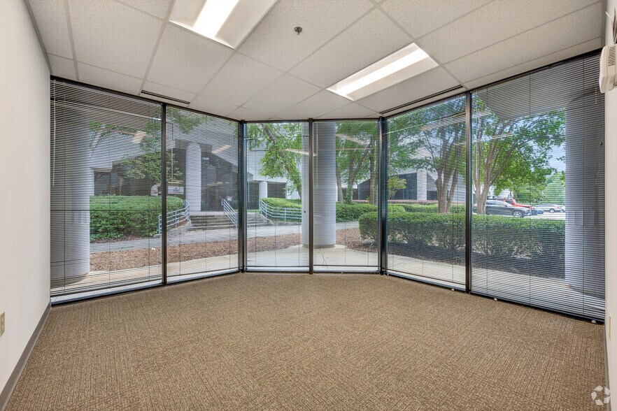 More Photos Of 5242 Royal Woods Pky, Tucker Unknown For Lease